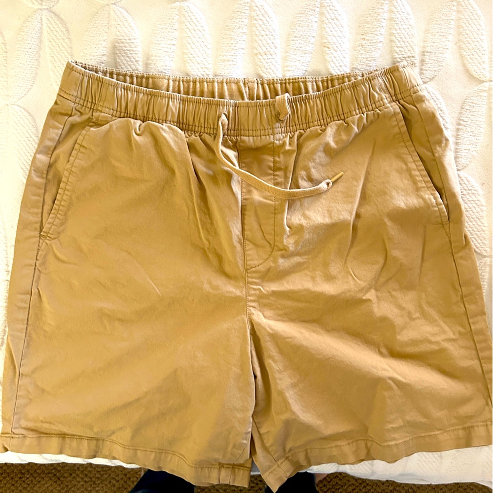 NWOT men’s size Medium pull on drawstring cotton shorts in khaki. So versatile